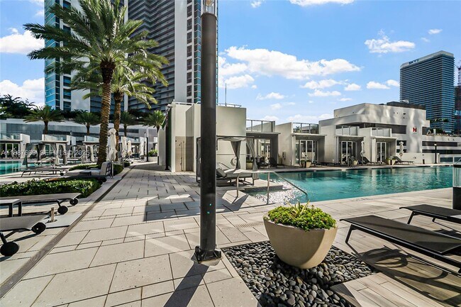 Building Photo - 851 NE 1st Ave