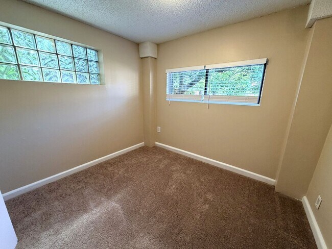 Building Photo - Downstairs 2BR/1BA Riverside Duplex Apartment