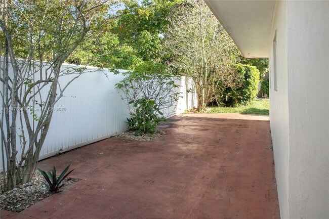 Building Photo - 8846 SW 25th St