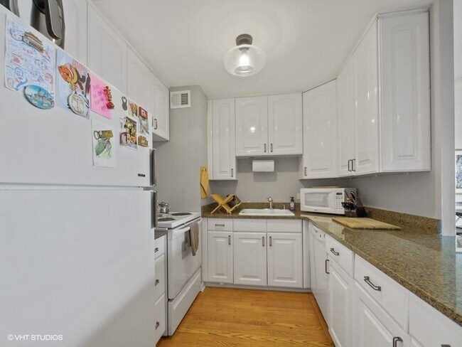 Building Photo - 4343 N Clarendon Ave