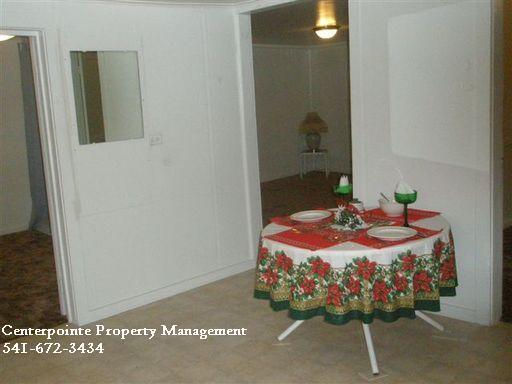Building Photo - 2 Bedroom House with Large Yard
