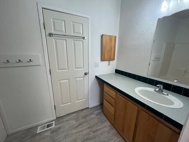 Building Photo - 1404 River Run Ln