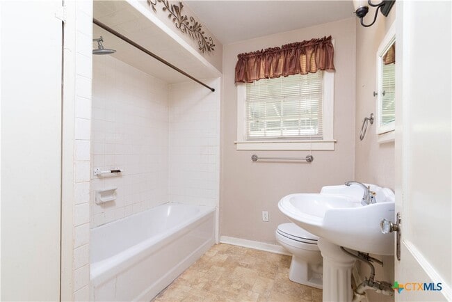 Building Photo - 712 S Walnut Ave