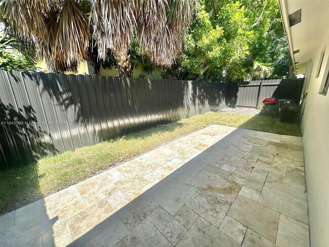 Building Photo - 1610 NE 17th Ave