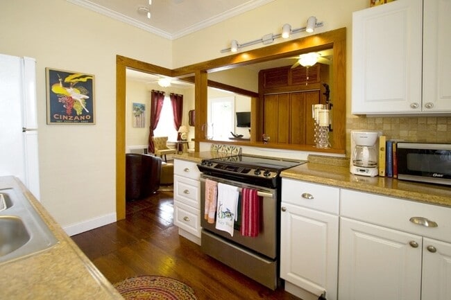 Building Photo - Furnished Studio Apartment in Old Town