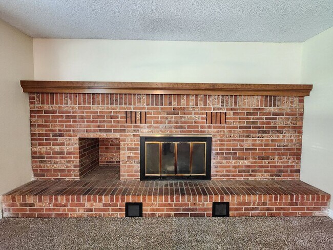 Building Photo - Beautiful 4 Bedroom Home on Cul Du Sac Wit...