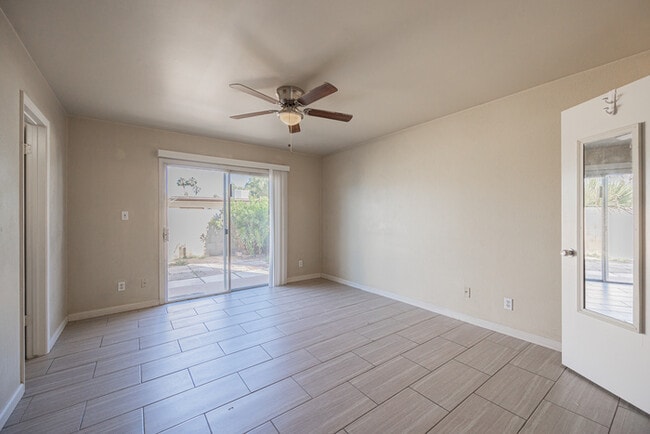 Building Photo - 2724 S Azalea Dr