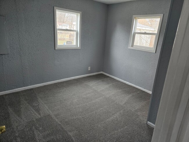 Building Photo - AVAILABLE NOW!