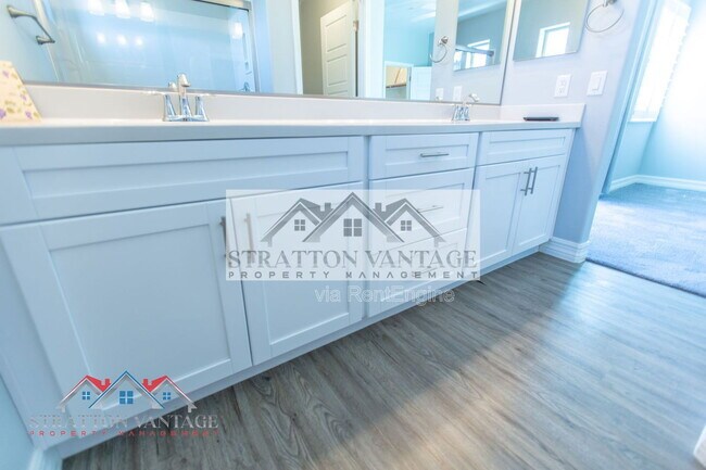 Building Photo - 2821 S Skyline Dr