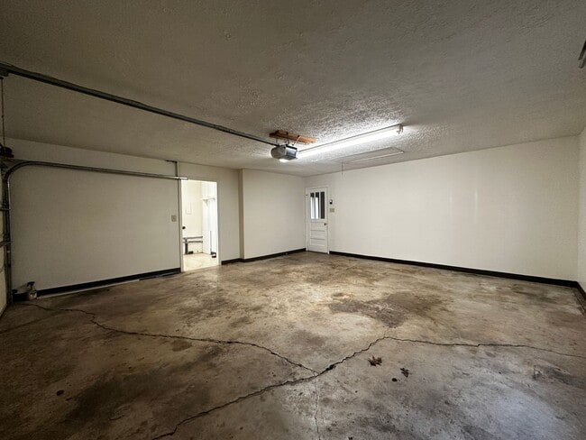 Building Photo - *Move in Special - Spacious 3 bedroom/ 2.5...