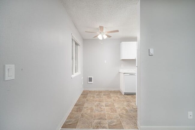 Building Photo - GOBBLE UP THIS DEAL BEFORE IT IS GONE! Sign a Lease, Move In, and Get a $500 Gift Card! Limited T...