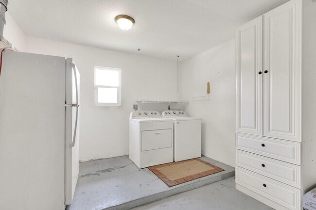 Building Photo - 1612 SE Cascella Ct