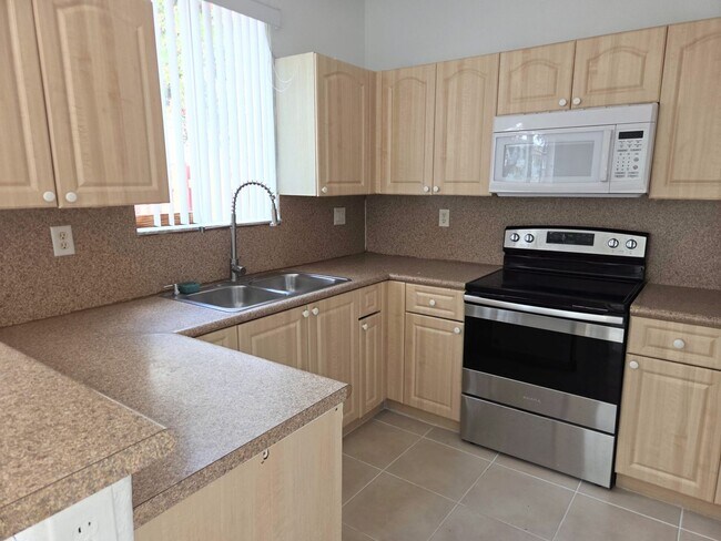 Building Photo - 3 Bedroom / 3 Bathroom Townhouse in Keys Cove Gated Community