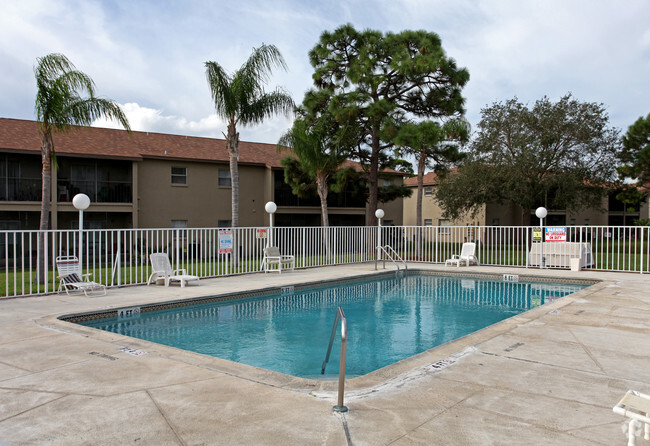 Pool - Summerset Apartments