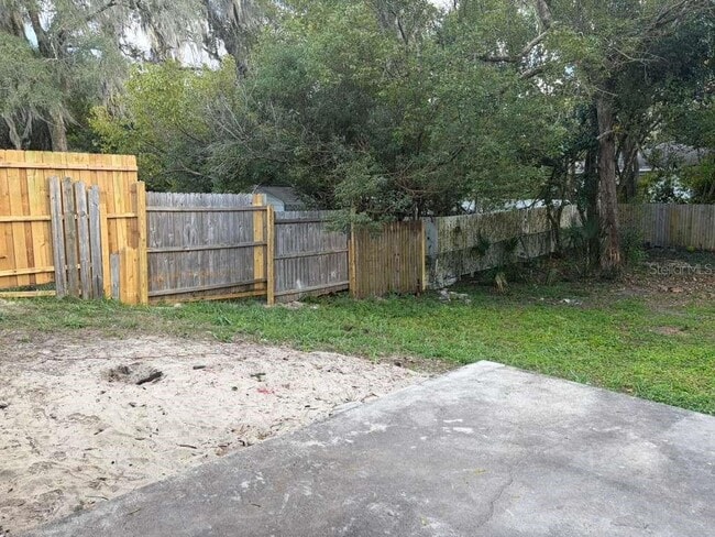 Building Photo - 548 E Walts Ave