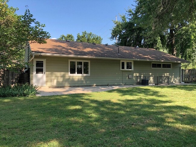 Building Photo - Move-In Ready!! 4 Bed, 2 Bath - LAWN CARE ...
