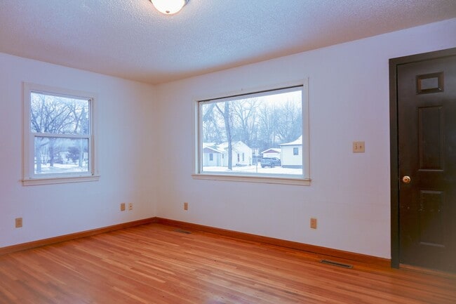 Building Photo - Huge 5 Bed 2 Bath Home for Rent! Great Loc...