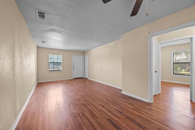 Building Photo - 906 W Dean Ave