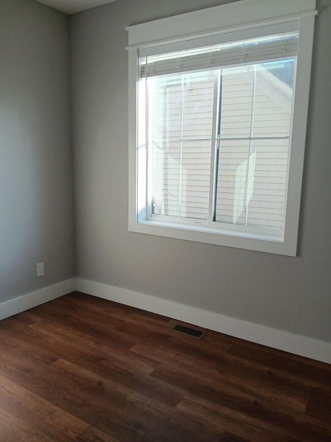 Building Photo - Spacious 6BR Townhome Near UTK | Private B...