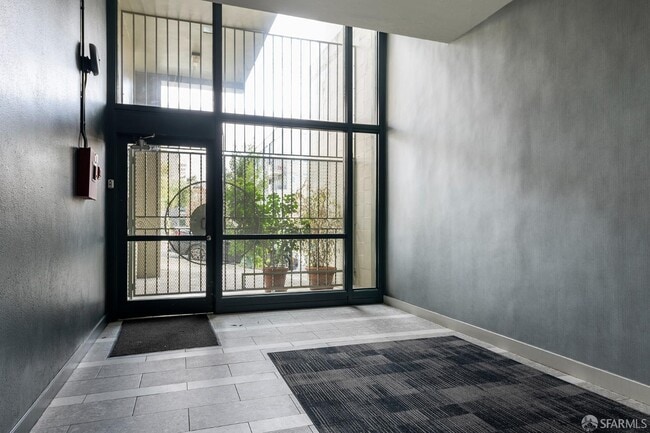 Building Photo - 65 Hermann St