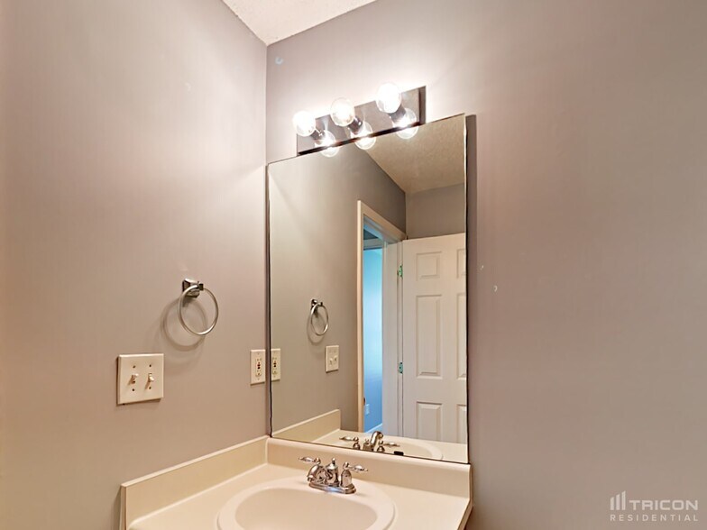 Building Photo - 2177 Red Oak Cir