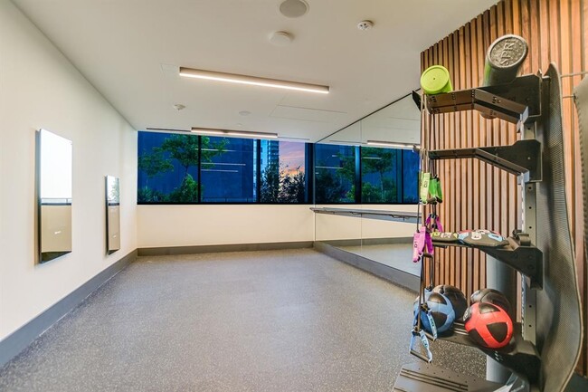 Building Photo - 84 East Ave