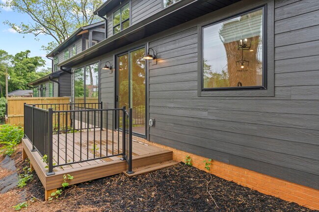 Building Photo - Medford Mews, Carriage House 323