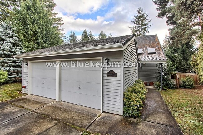 Building Photo - 3 Bed, 2.5 Bath with Bonus Room Near PCC R...