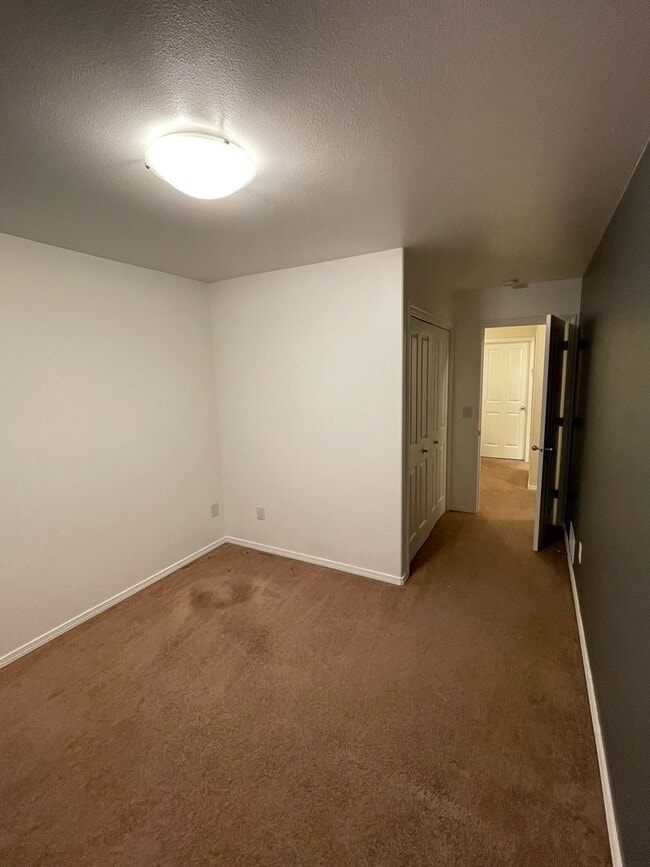 Building Photo - Three bedroom located near JBER