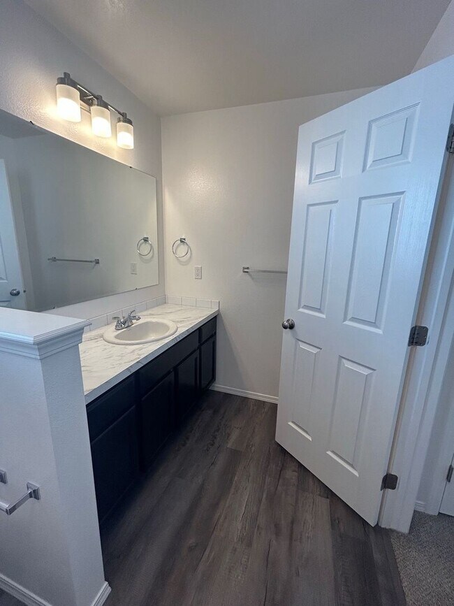 Building Photo - 3 Bedroom plus Loft For Rent! Victory Sout...