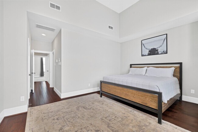 Building Photo - 5451 Larkin St