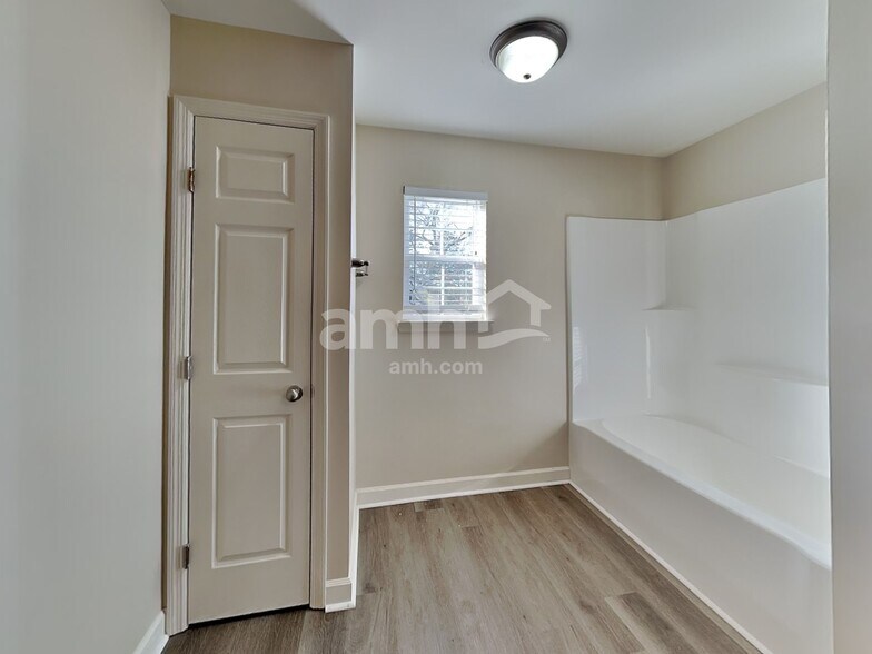 Building Photo - 140 Abbey Rd