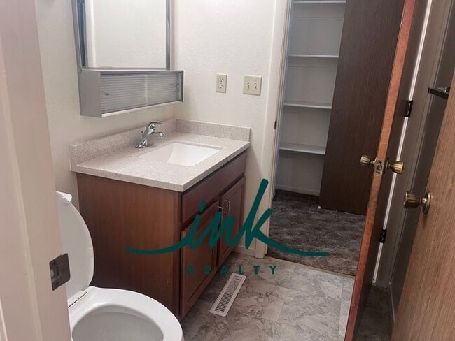 Building Photo - Lovely Gardnerville Townhome