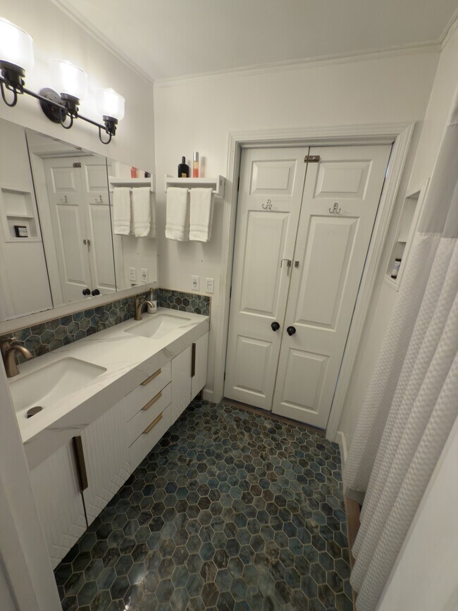 Building Photo - 989 Colonial Dr