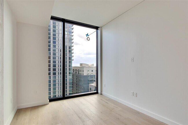 Building Photo - 610 Davis St