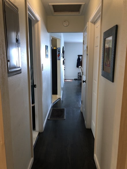 Hallway - 2515 Oliver Ave