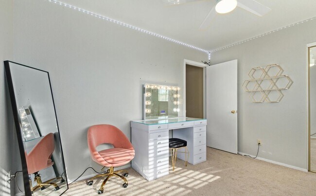 Building Photo - 3 BR 2.5 BA Glendale