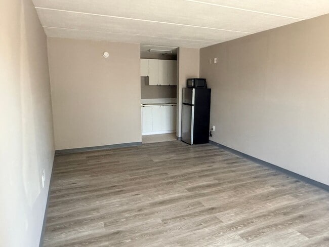 Building Photo - 5020 W Irlo Bronson Memorial Hwy