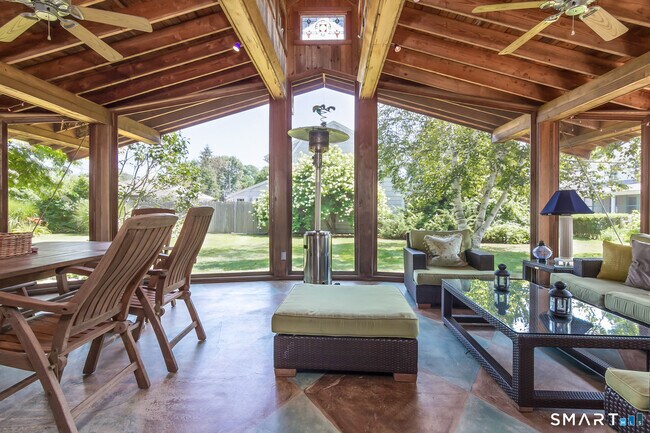 Building Photo - 116 Overshore Dr E