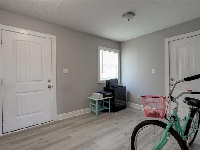 Building Photo - 10 Windsor Ct