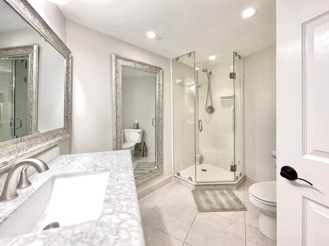 Building Photo - 5420 N Ocean Dr