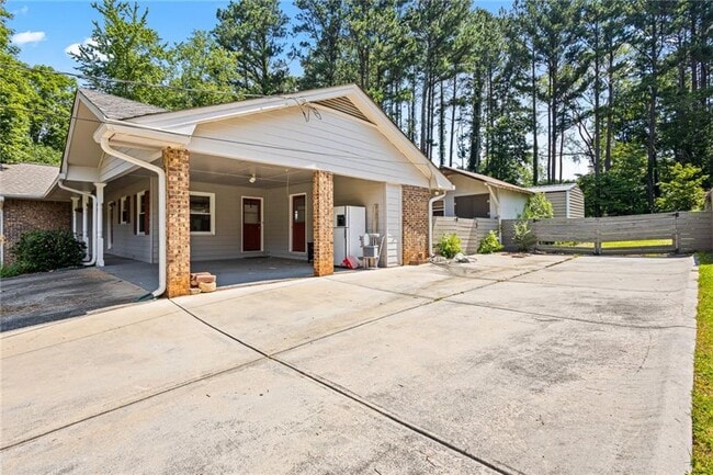 Building Photo - 824 Hickory Ridge Rd SW