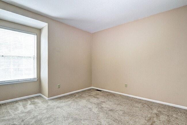Building Photo - 2bed 2 bath townhome located in the Southp...
