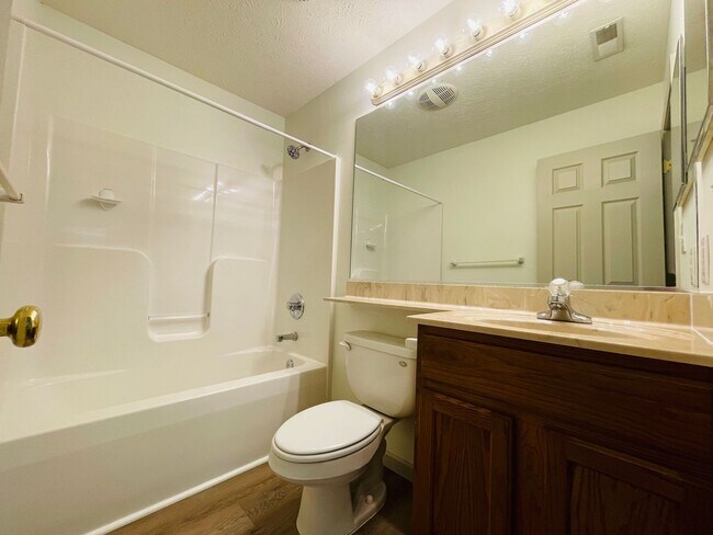 Building Photo - Great 3 Bed 2 Bath House with Garage!!