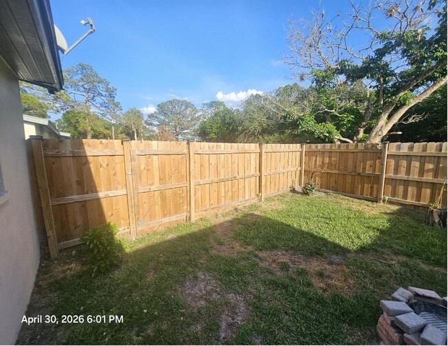 Building Photo - Beautiful and cozy 2/1 apartment available now!