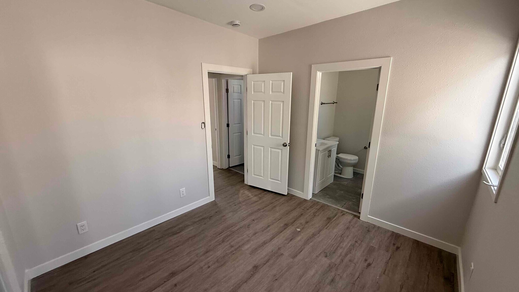 Master Bedroom has en-suite bathroom - 505 Rose Ave