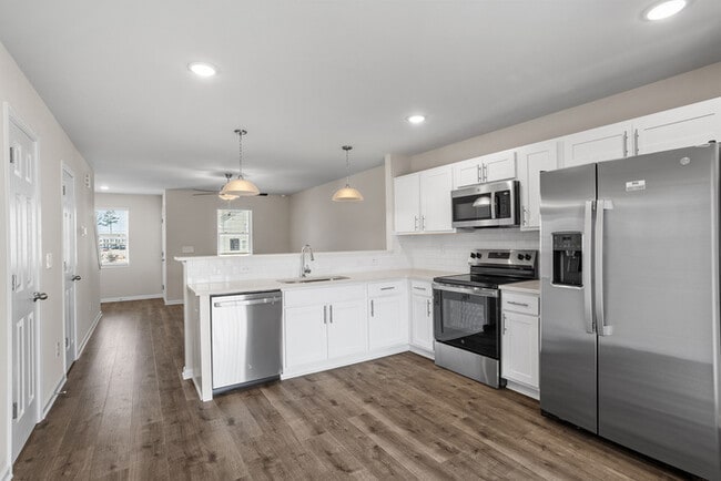 Building Photo - 3 bd 2.5 Ba Townhouse