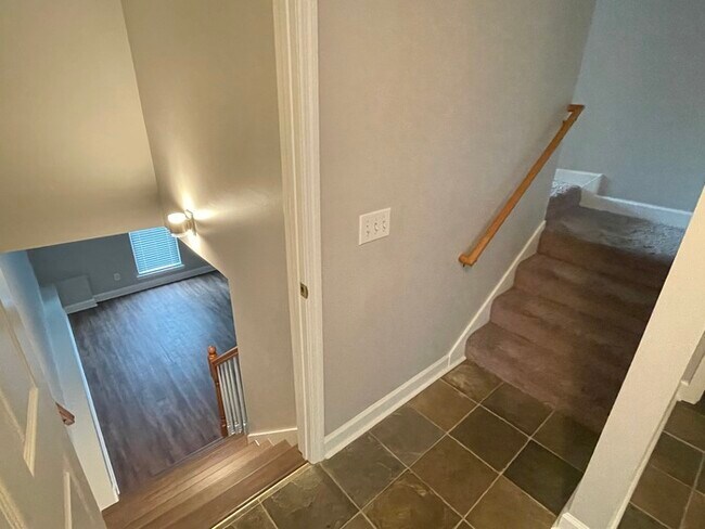 Building Photo - Hickory Hills home with fenced yard and deck!