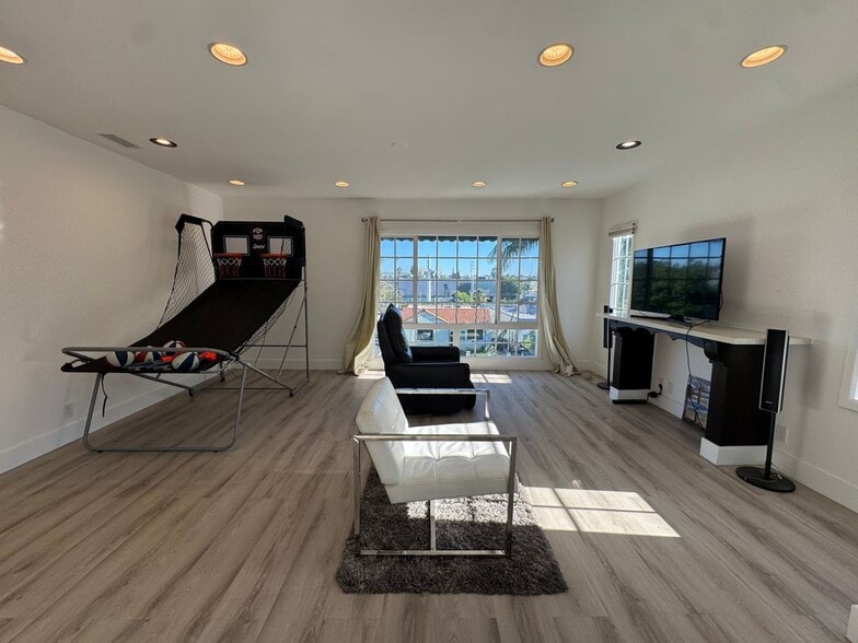 Building Photo - 1339 S Mansfield Ave