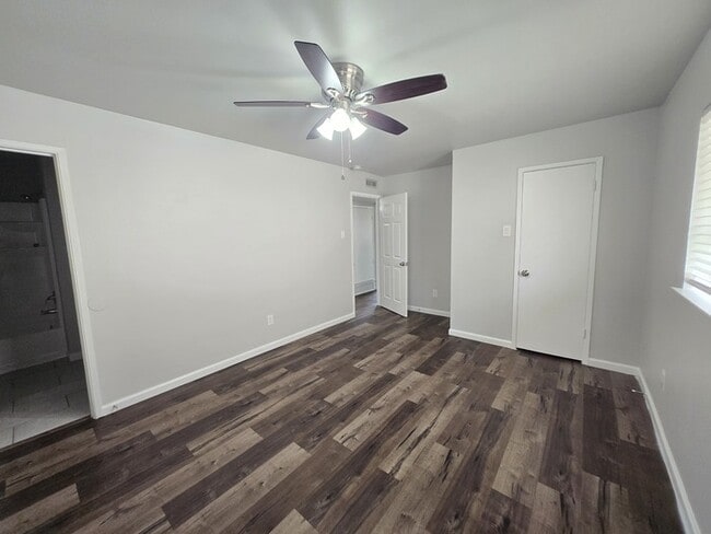 Building Photo - 433 Clearfield Dr